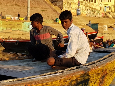 Enfants croisés lors de la balade en barque sur le Gange